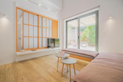 A bed or beds in a room at Sun-splashed Stylish Flat, steps to City Old Town