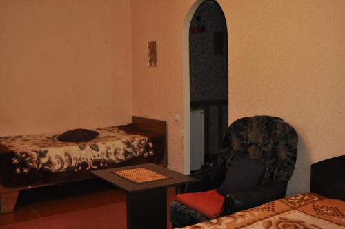 Habitación con cama, silla y mesa. en Apartment for rent Reasonable price en Kremenchuk