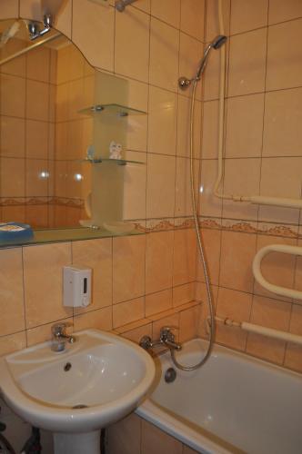 y baño con lavabo, ducha y bañera. en Apartment for rent Reasonable price en Kremenchuk