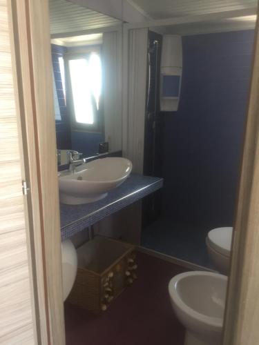 bagno con 2 lavandini e 2 servizi igienici di Casa vacanza Mansarda Sanleonina a Agrigento