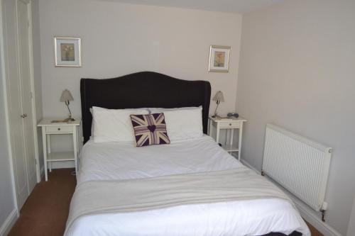 เตียงในห้องที่ Dartmoor Apartments
