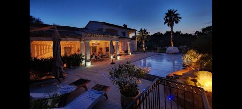 Πισίνα στο ή κοντά στο Villa Le B