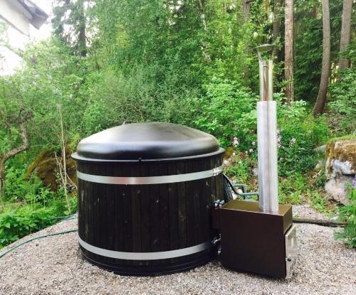 a large trash can sitting next to a thermometer at Metsäranta House in Tammela