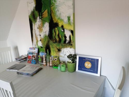 białe biurko z obrazem na ścianie w obiekcie Bed and Breakfast i Struer w mieście Struer