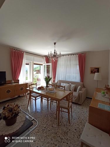 sala de estar con mesa y sofá en Villa Anna, en Domegge di Cadore