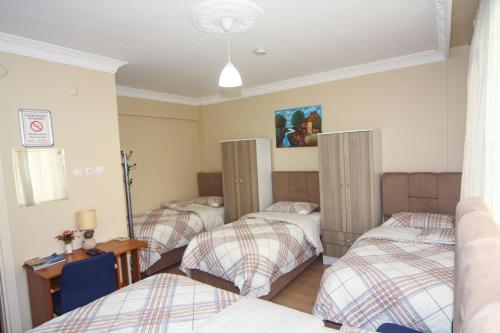 Кровать или кровати в номере Sari Pension