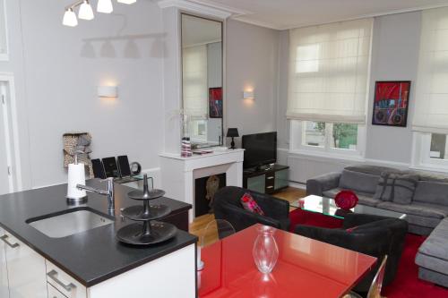 
a living room filled with furniture and a coffee table at Appartement Rennel in Nancy
