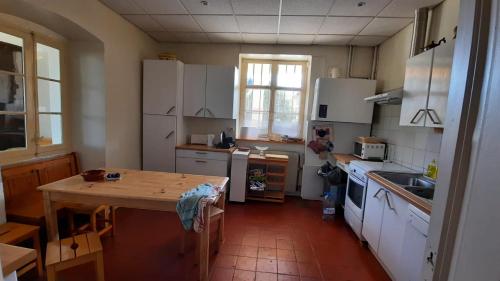 Kitchen o kitchenette sa Le petit manoir de Palau