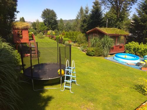 a backyard with a trampoline and a trampoline at Pokoje Gościnne Jurgowianka in Jurgów