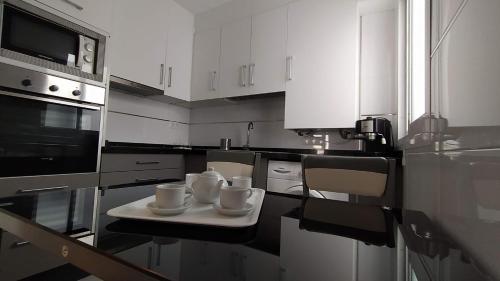 - une cuisine avec 3 tasses à café sur un comptoir dans l'établissement Apartamento Aliste, à Nerja