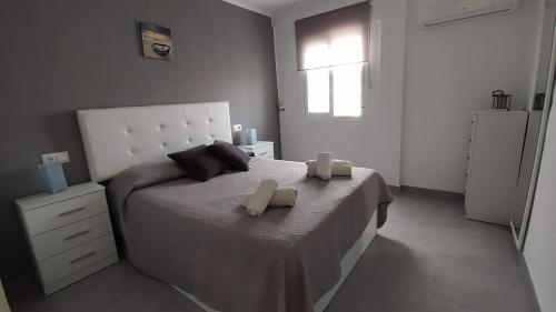Un dormitorio con una cama con dos velas. en Apartamento Aliste, en Nerja