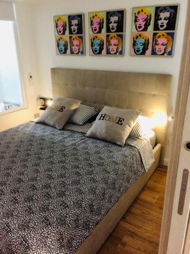 une chambre avec un lit avec deux oreillers dessus dans l'établissement Magnifique Duplex vue Mer, à Menton