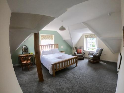 ケズウィックにあるUnderhill Guest Houseのベッドルーム(ベッド付)1室(屋根裏部屋)
