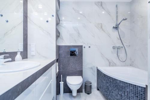 Ένα μπάνιο στο Mogilska Tower Apartments near Tauron Arena by InPoint