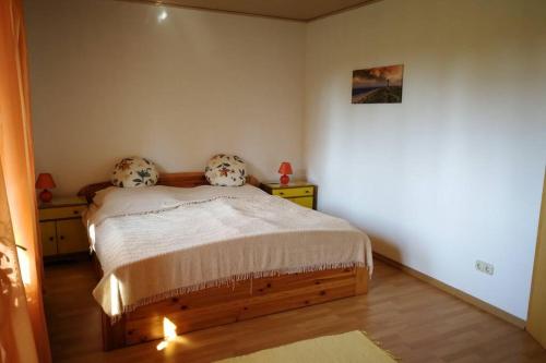 ein Schlafzimmer mit einem Bett mit zwei Kissen darauf in der Unterkunft Ferienwohnung in Schleswig-Holstein, Hohn in Hohn