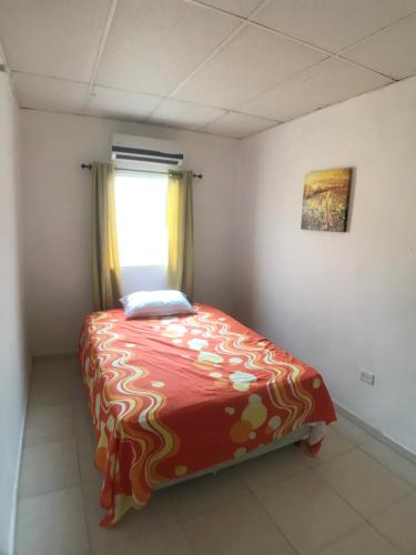 Rúm í herbergi á Apartamentos Doña Amelia