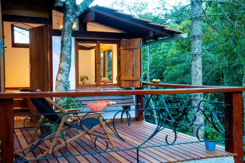 雷森迪德馬烏阿的住宿－博尼塔之屋旅館，树屋,甲板上设有长凳