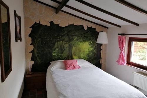 1 dormitorio con cama blanca y almohada rosa en Sprookjesachtig verblijven in Sunparks Oostduinkerke, en Oostduinkerke