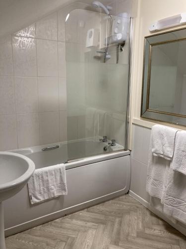 a bathroom with a bath tub and a sink at The Cridford Inn in Trusham