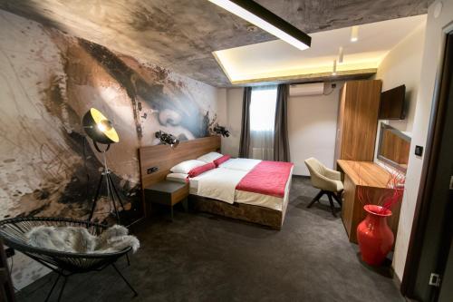 Un pat sau paturi într-o cameră la Hotel Bavka