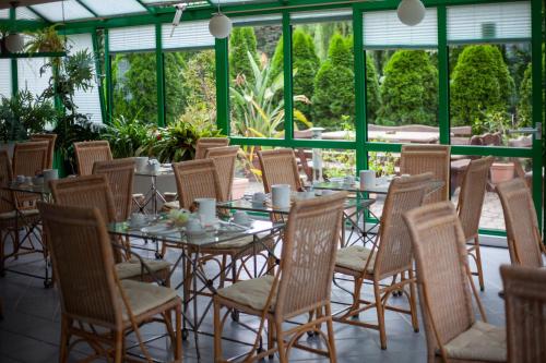 - un ensemble de tables et de chaises sur une terrasse dans l'établissement Hotel Landsberg, à Landsberg
