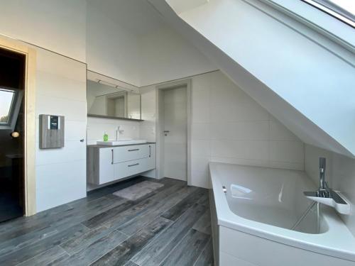 Η κουζίνα ή μικρή κουζίνα στο Haus am See mit Sauna und Kamin