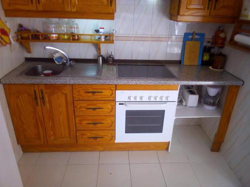 a small kitchen with a sink and a stove at Preciosos atardeceres san marcos in Icod de los Vinos