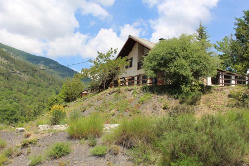 Landskap semula jadi dekat dengan chalet