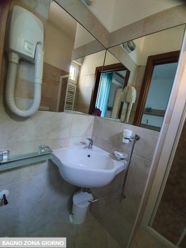 a bathroom with a sink and a mirror at B&B Airone Cervia - Camere e Appartamenti in Cervia