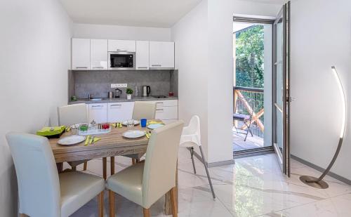 Kuchyňa alebo kuchynka v ubytovaní Apartmán A Harrachov