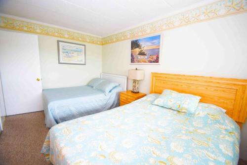 オーシャンシティにあるHarbour Island 302Lのベッドルーム1室(ベッド1台付)、ナイトスタンド(ベッドサイドサイドサイドサイドサイドサイドサイド付)