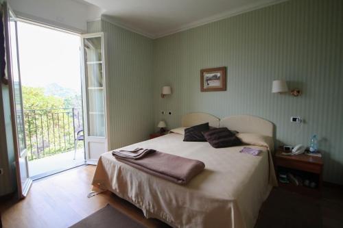 ein Schlafzimmer mit einem Bett und einem großen Fenster in der Unterkunft Relais San Rocco in Sestri Levante