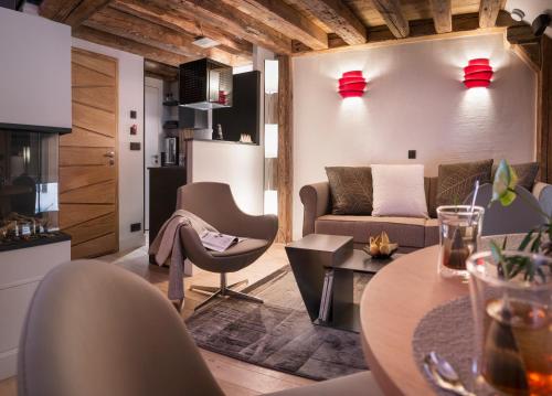 un salon avec un canapé et une table dans l'établissement Les Loges Annecy Vieille Ville, à Annecy