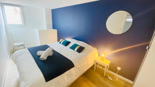 ein Schlafzimmer mit einem großen Bett mit blauer Wand in der Unterkunft Neuf et cosy à Barr, route des vins in Barr