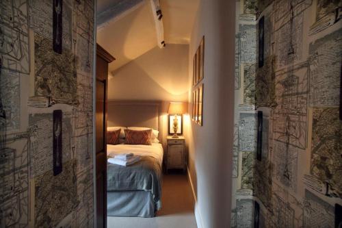 Un pasillo con un dormitorio con una cama. en The King's Head en Holt