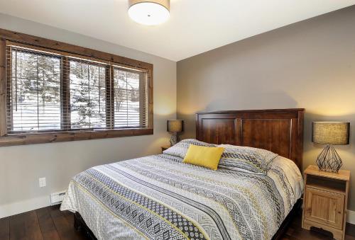 a bedroom with a bed and a window at Chalet 24 Chemin des Skieurs in Stoneham