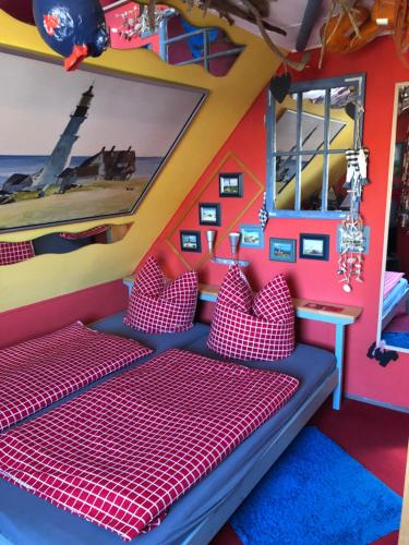 a bunk bed in a room with red walls and windows at Zur Alten Filmkiste in Zingst