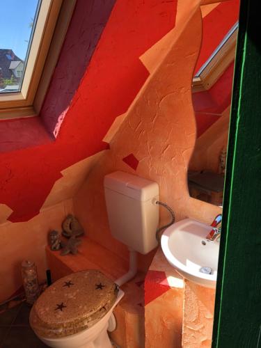 ein Bad mit einem WC und einem Waschbecken in der Unterkunft Zur Alten Filmkiste in Zingst