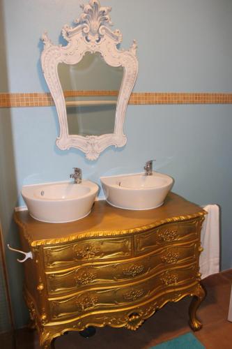 a bathroom with two sinks on a dresser with a mirror at PuraVida Divehouse in Sagres