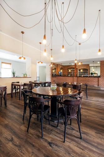 une salle à manger avec des tables et des chaises en bois dans l'établissement Hotel U Císaře, à Mirošovice
