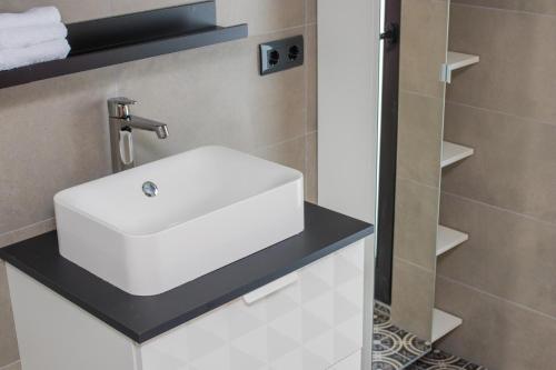 baño con lavabo blanco en la encimera en House Erika, en Šilo