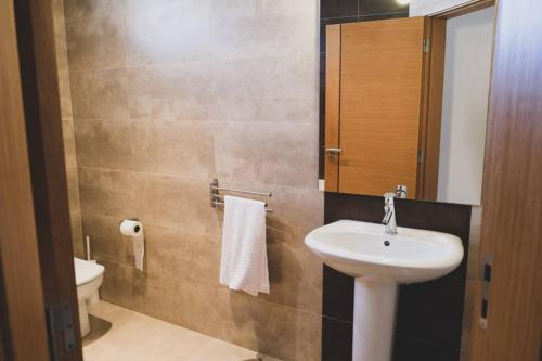 ein Badezimmer mit Waschbecken und Toilette in der Unterkunft Beautiful 3 bedroom Villa in Torre Comporta I in Comporta