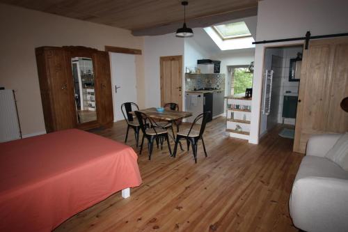 Una habitación con una mesa y sillas y una cocina. en Le studio de Jacobiel, en Verlhac-Tescou