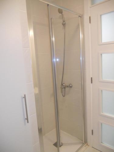 プラヤ・デ・ラス・アメリカスにあるPARQUE SANTIAGO - PLAYA LAS AMERICASのバスルーム(ガラスドア付きのシャワー付)