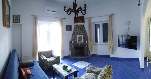 un soggiorno con divano e camino di San Francesco relax a Ischia