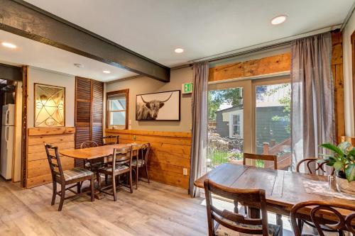 uma sala de jantar com mesa e cadeiras em Fireside Inn & Hostel em Breckenridge