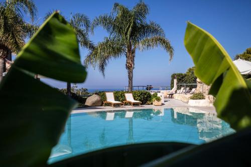 Bazén v ubytování L' Arcobaleno Resort nebo v jeho okolí