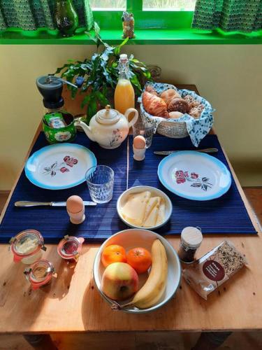 Shanti B&B في ديفينتر: طاولة عليها أطباق من الطعام والفواكه