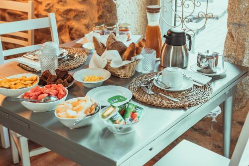 una mesa cubierta con tazones y platos de comida en Quinta Ponte da Capinha, en Capinha