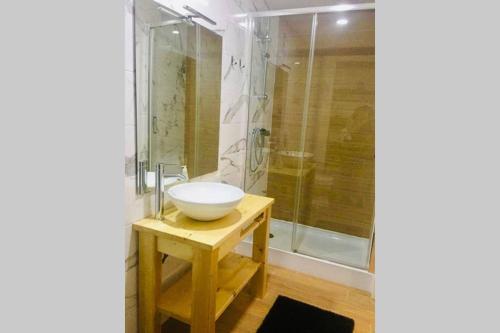 uma casa de banho com um lavatório e um chuveiro em My Historic House 2 em Brangança
